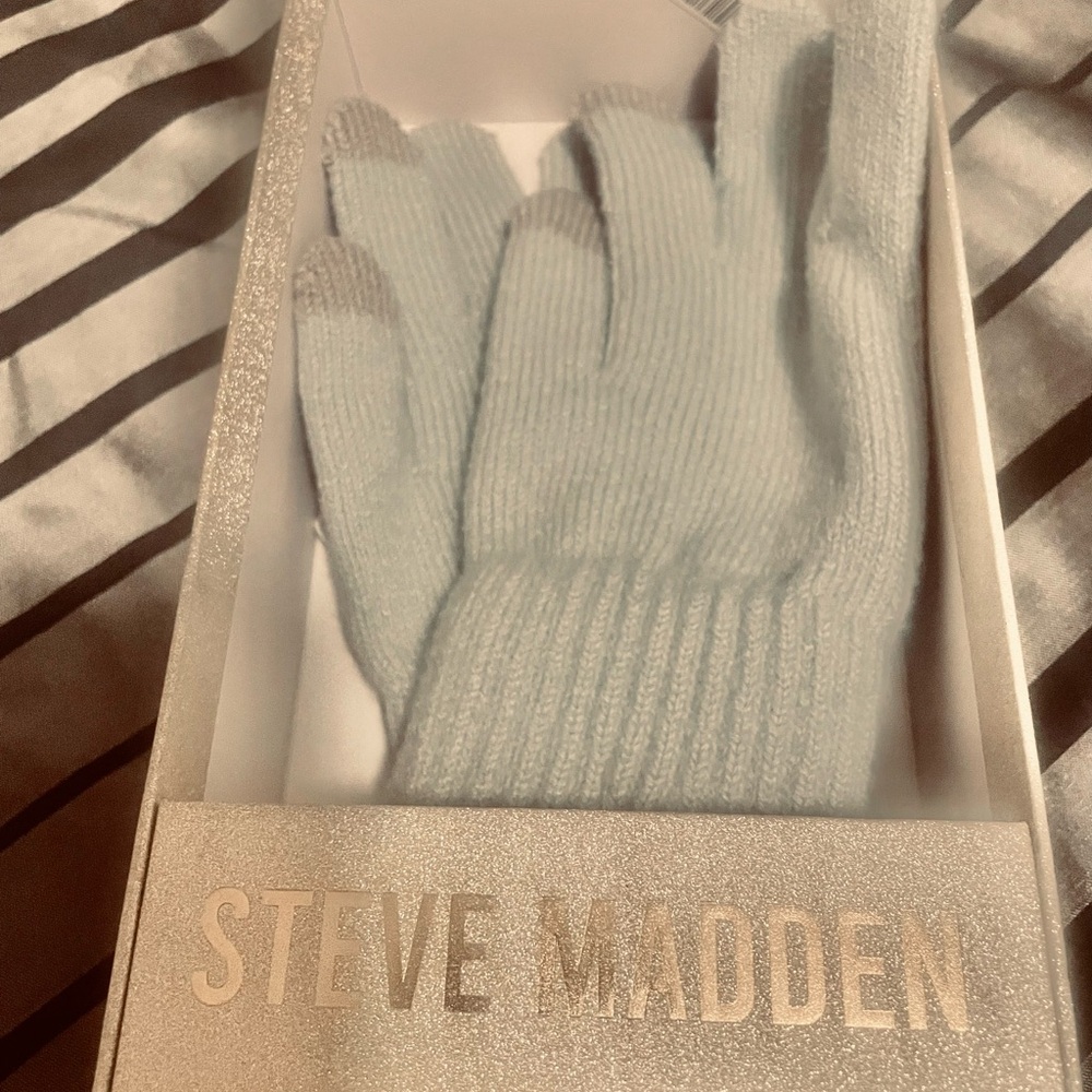 Steve Madden Soft Gray Knit Gloves